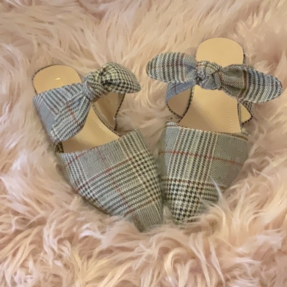 These chase and Chloe flats include a pointed end with a large bow - Picture 1 of 4